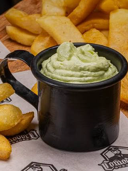 A maionese verde da Comodoro servida na caneca, com porção de fritas ao lado