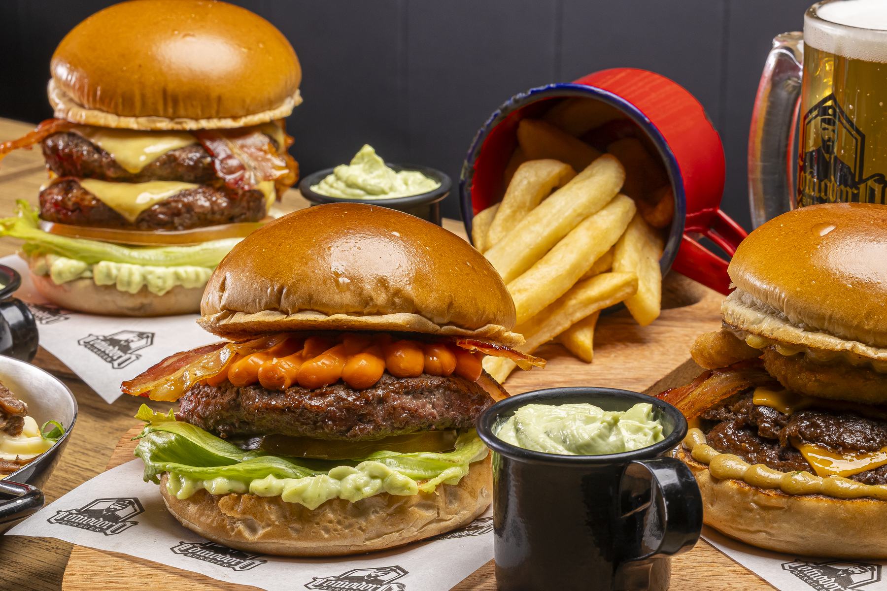 Mesa farta do Comodoro: burguers, fritas com maionese verde e chopp