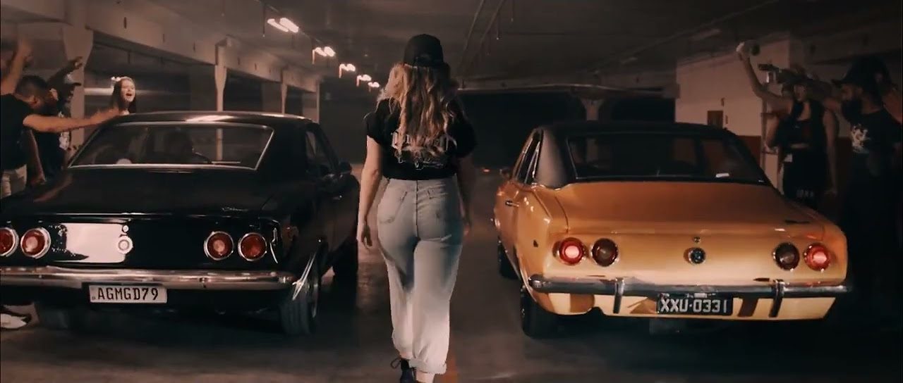 Dois Opalas frente a frente na garagem, cena do filme da Comodoro